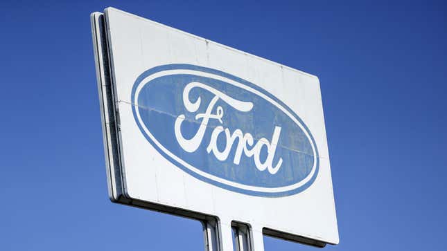 Ein Foto eines Ford-Schildes in einer Fabrik. 